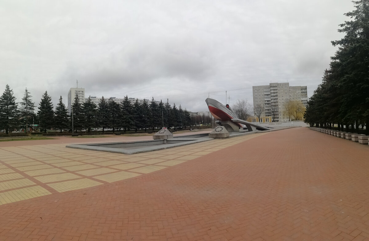 Памятный знак морякам-балтийцам. Калининград, Московский проспект. 