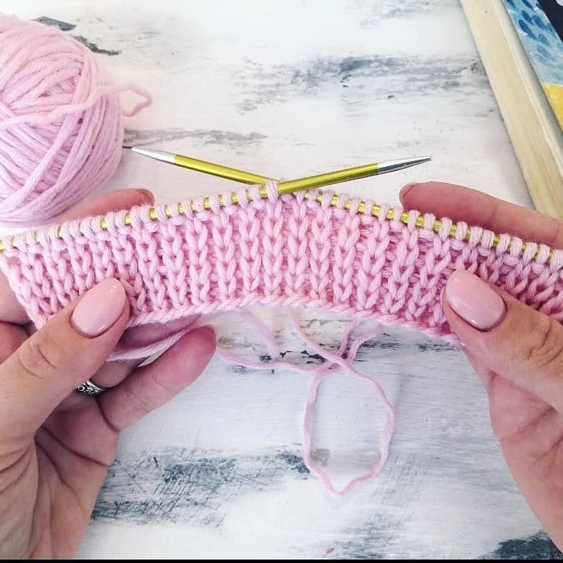 Вязание резинка которая не растягивается. Растягивающаяся вязаная резинка. Вязание резинка которая не растягивается. Эластичная резинка спицами. Резинка спицами которая не растягивается спицами.