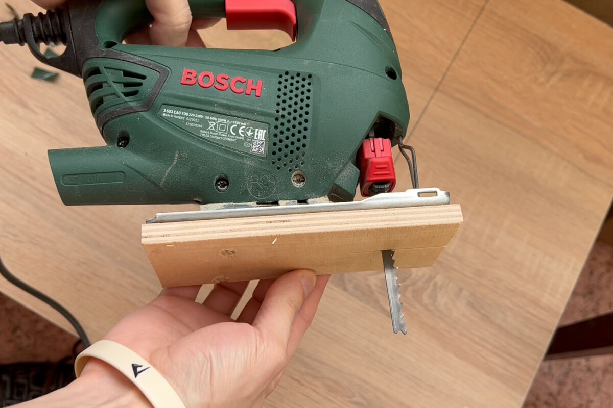 Лобзиком без сколов. Лобзик Bosch 650. Лобзик Bosch Bosch 650pe. Мини циркулярная пила. Мини пила для дерева.