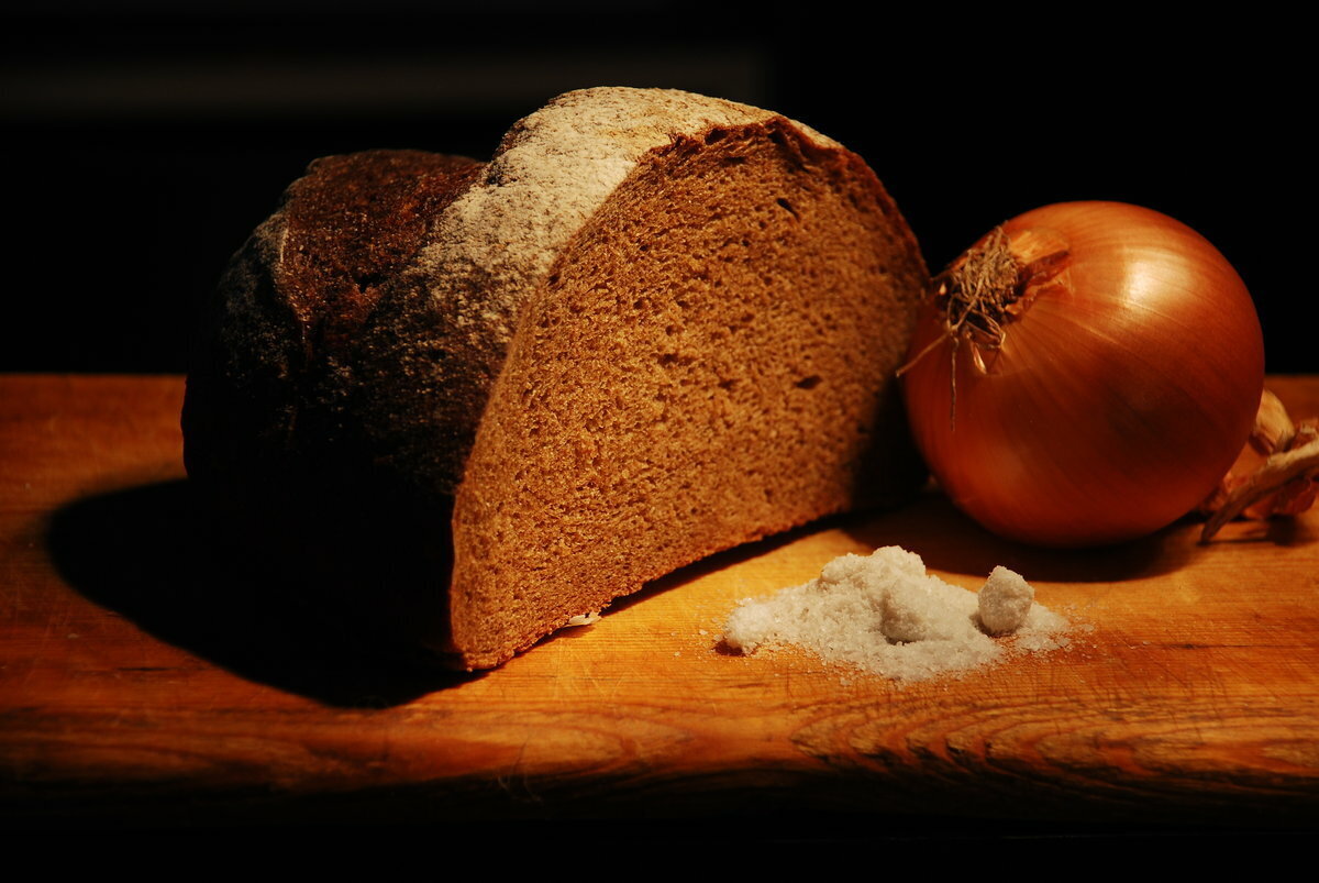 Ночью ем хлеб. Натюрморт с хлебом. Краюшка хлеба. Натюрморт хлебобулочных изделий. Хлебный натюрморт.