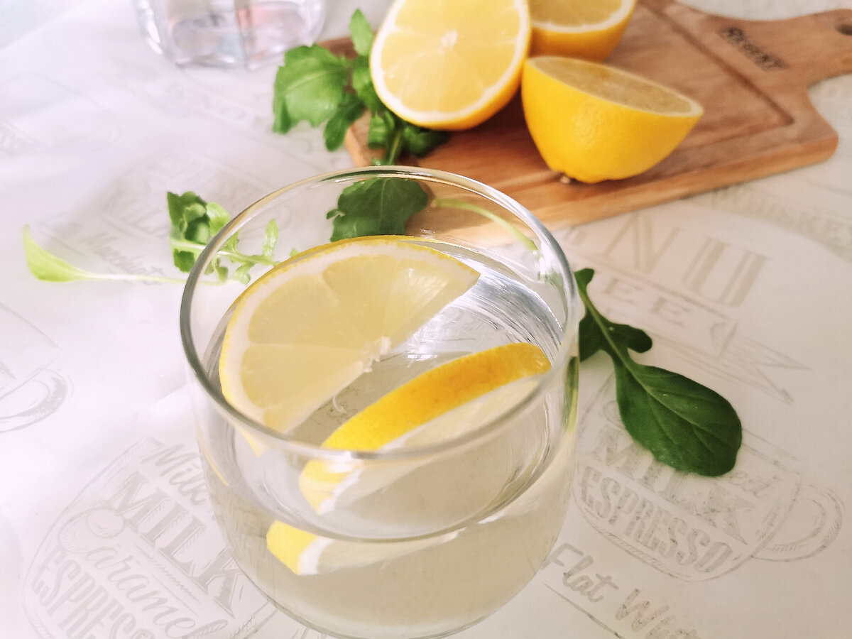 Чем полезна вода с лимоном для организма. 5 Лимон. Дай пять с лимоном. Польза воды с лимоном для организма
