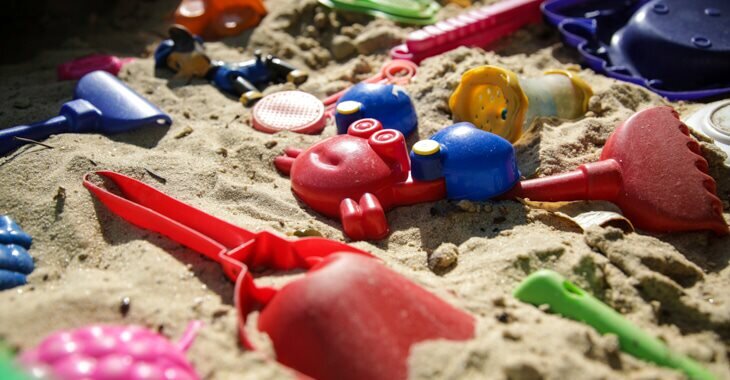 Информацию в указанную базу должны вносить родители этих детей, учредители школ, представители МВД, ФНС, Минздрава, МЧС