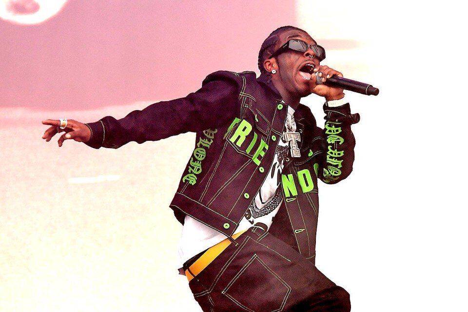     Темнокожий американский рэпер Lil Uzi Vert инкрустировал свои пальцы драгоценными камнями.  GLOBAL LOOK PRESS