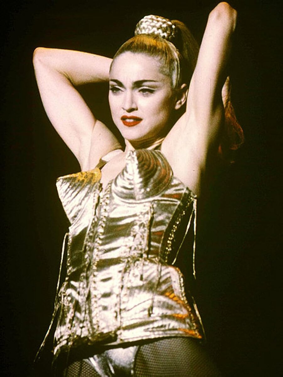 Образ мадонны. Madonna 1990. Жан Поль Готье и Мадонна. Мадонна в корсете Готье. Мадонна 1990-е.