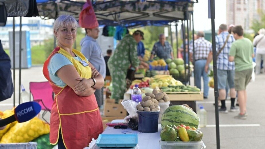     Качество и разнообразие продукции местных сельхозтоваропроизводителей лично оценил глава региона Михаил Дегтярев, побывав на краевой специализированной сельскохозяйственной ярмарке выходного дня, которая развернулась на площадке у арены «Ерофей» в Хабаровске.