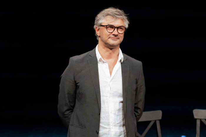 Главный режиссер театра «Красный факел» Андрей Прикотенко испытывает приятное вдохновение от того, что впереди пять премьер и масштабные просветительские замыслы