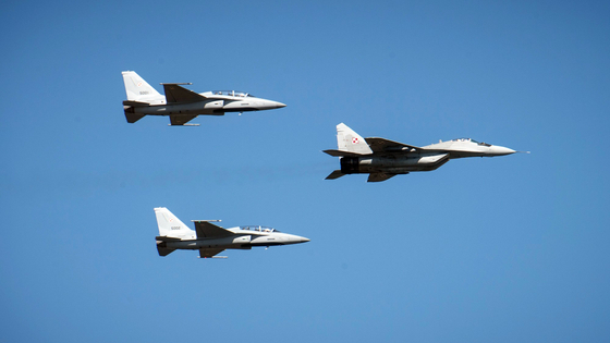 Два корейских легких истребителя FA-50, доставленных в Польшу, пролетают над Варшавой в строю за МиГ-29 во вторник во время военного парада в Варшаве. Фото: Korea Aerospace Industries