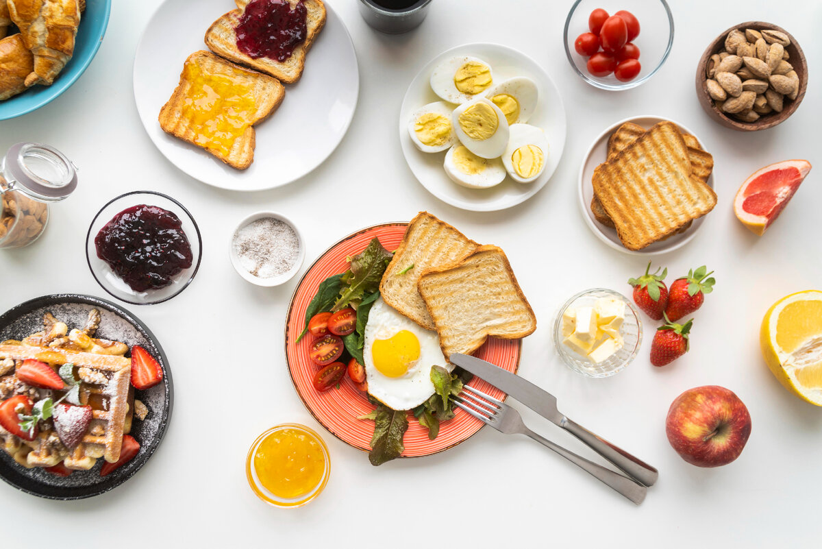Изображение от <a href="https://ru.freepik.com/free-photo/delicious-breakfast-meal-composition_12892106.htm#query=breakfast&position=0&from_view=search&track=sph">Freepik</a>