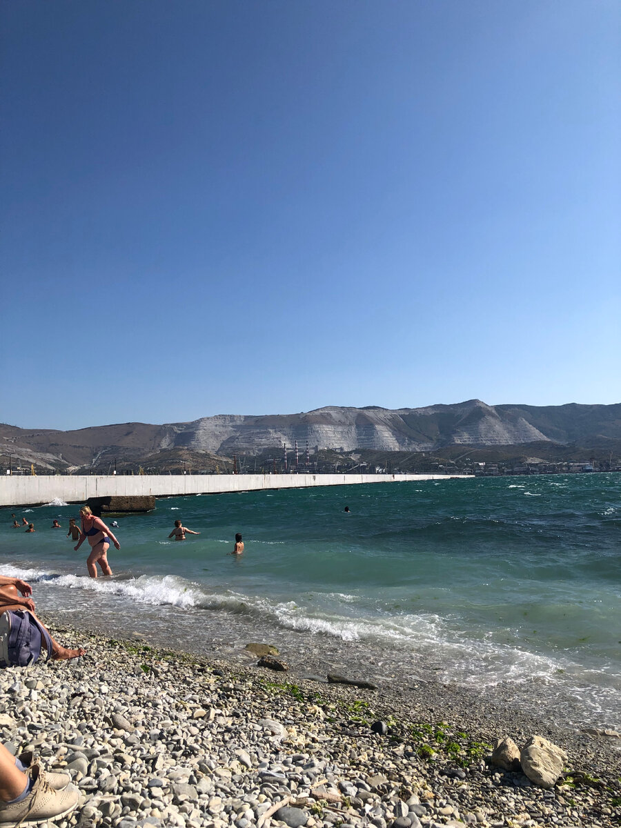 Море штормит, но народ купается и загорает! Фото автора.