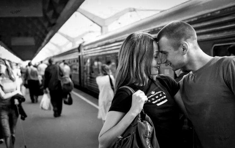 прощание на перроне. девушка провожает парня на поезд. прощание на перроне. провожают взглядом цепким. поцелуй в метро.
