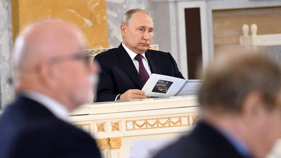 Фото: Дмитрий Азаров / Коммерсантъ📷Владимир Путин во время заседания попечительского совета Мариинского театра в Санкт-Петербурге