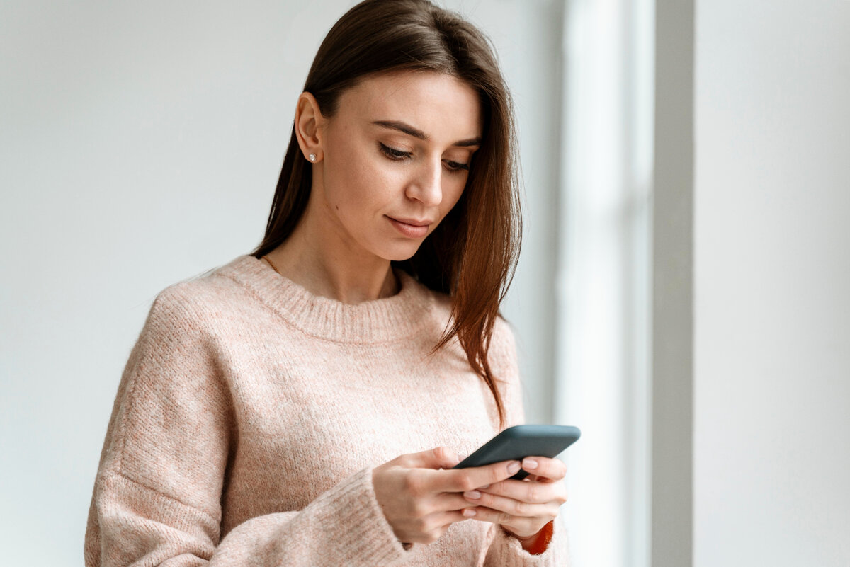 Изображение от <a href="https://ru.freepik.com/free-photo/portrait-young-business-woman-with-mobile_13296699.htm#query=%D0%B4%D0%B5%D0%B2%D1%83%D1%88%D0%BA%D0%B0%20%D1%81%20%D1%82%D0%B5%D0%BB%D0%B5%D1%84%D0%BE%D0%BD%D0%BE%D0%BC&position=32&from_view=search&track=ais">Freepik</a>
