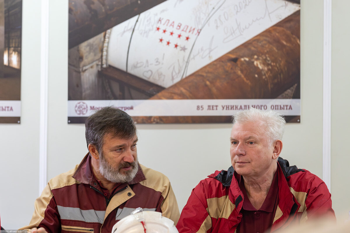 Работа начинается в штабе, где представители всех участников строительства получают доклады от готовности всех служб. Я этот кадр с Олегом Мельников (заместитель генеарального директора Метростроя, он курировал строительство этого участка) и Михаилом Арбузовым (Первый заместитель генерального директора ( выбрал не случайно. За спиной висит моя фотография с начала проходки ТПМК Lovat «Клавдия», которая работала на этом участке.