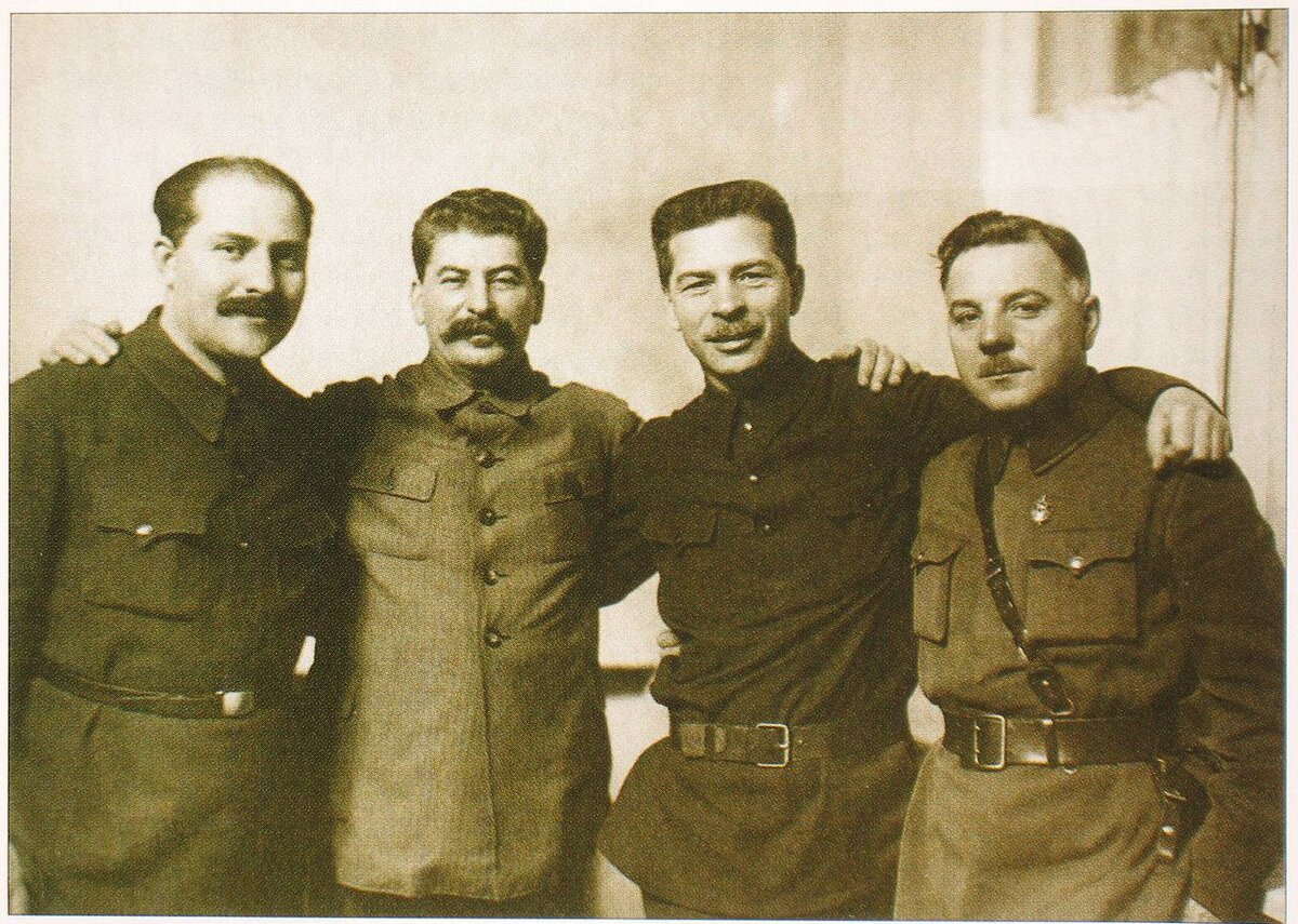 Постышев (второй справа)