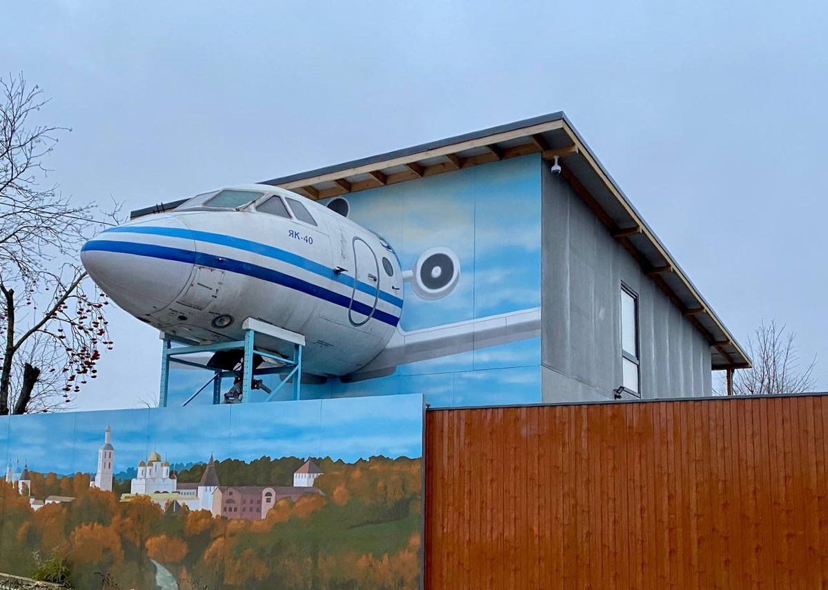 Главное здание – это одновременно и организационно-бытовая часть кемпинга, и музей гражданской авиации.