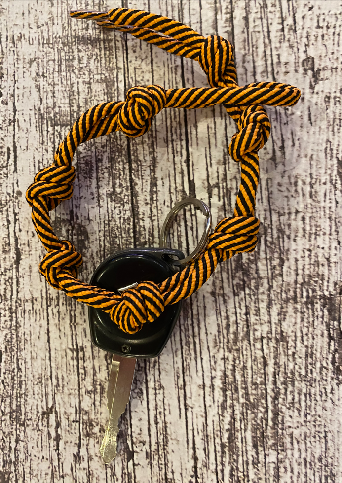 Ключ от машины  и шнурок с защитными узлами