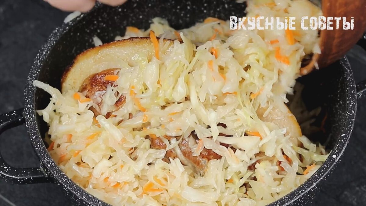 Свиная рулька с тушеной капустой и картофелем