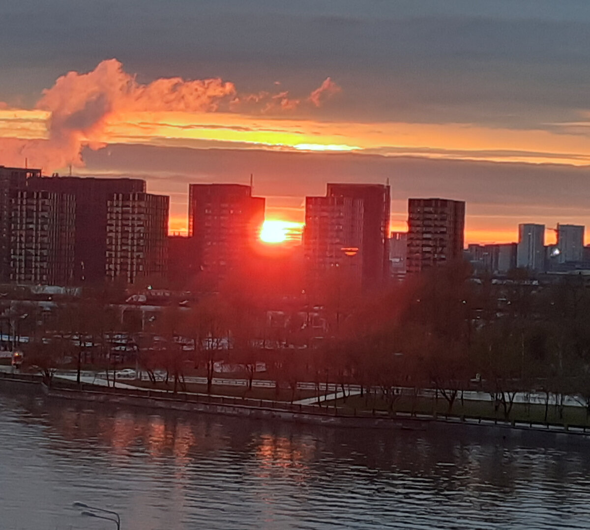 Ну тут, как в известном стихотворении, солнце - грёбаный фонарь))