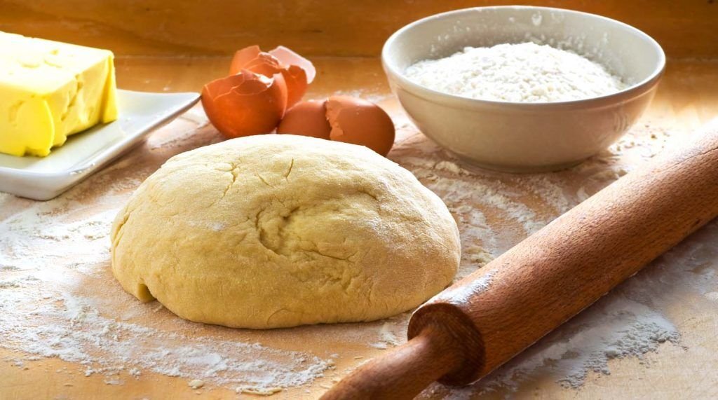      Сдобу в тесто добавляют еще в процессе замеса - "сдабривают" его питательными веществами