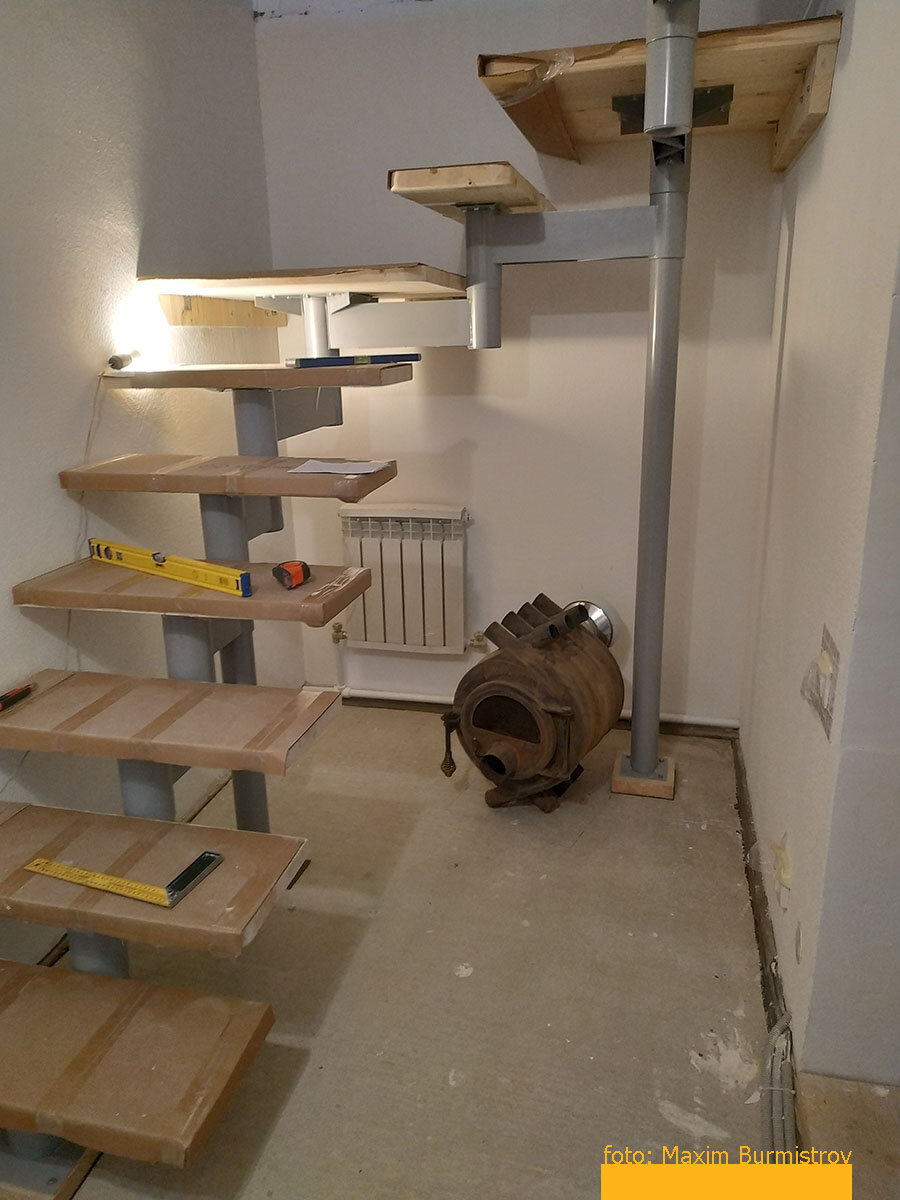 Место себе печка нашла в коридоре, на первом этаже.