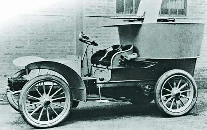 Броневик Шаррон-Жирардо. 1902-04 год. Машина представляла собой моторную тачанку с бронестаканом для пулемёта на тумбе.