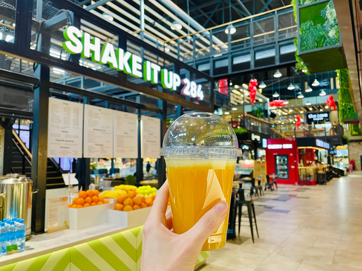 кстати, обязательно загляните в "Shake it up" за вкуснейшими смузи