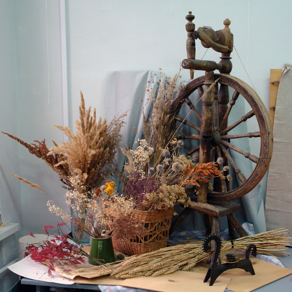 Натюрморт с прялкой.