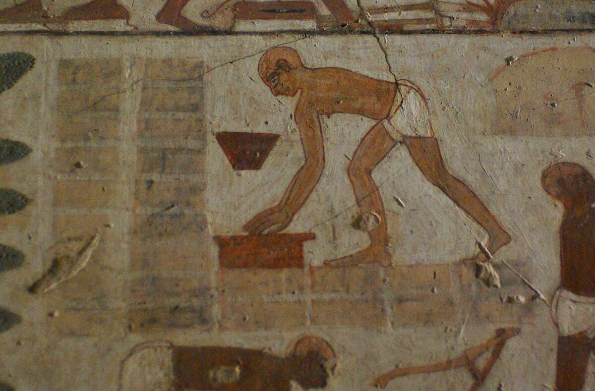 Обратили внимание на формовщика? Его кожа светлее, чем у других рабочих. Я слышал такую версию, что это - один из соплеменников Иосифа, когда они уже научились ремеслу.