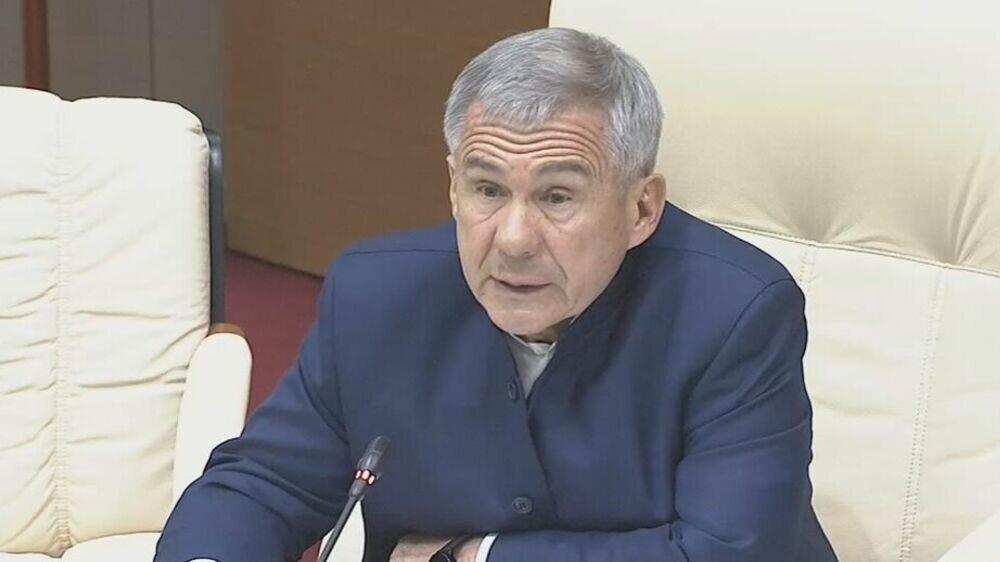     Глава Татарстана Рустам Минниханов обратил внимание ответственных лиц на жалобы граждан из-за состояния дорог и содержания зон для пешеходов. На заседании в Доме правительства он потребовал проконтролировать решение всех проблем.