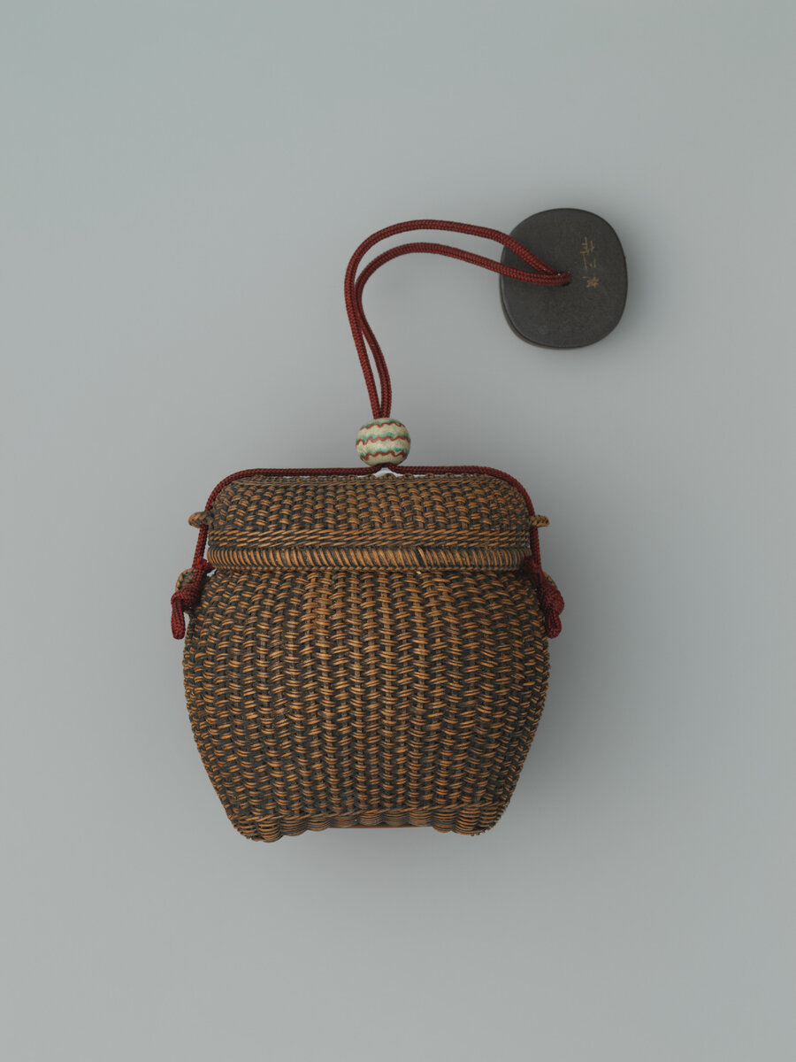 Плетёная инро в форме корзины. Бамбук и ротанг. Середина 19 века.