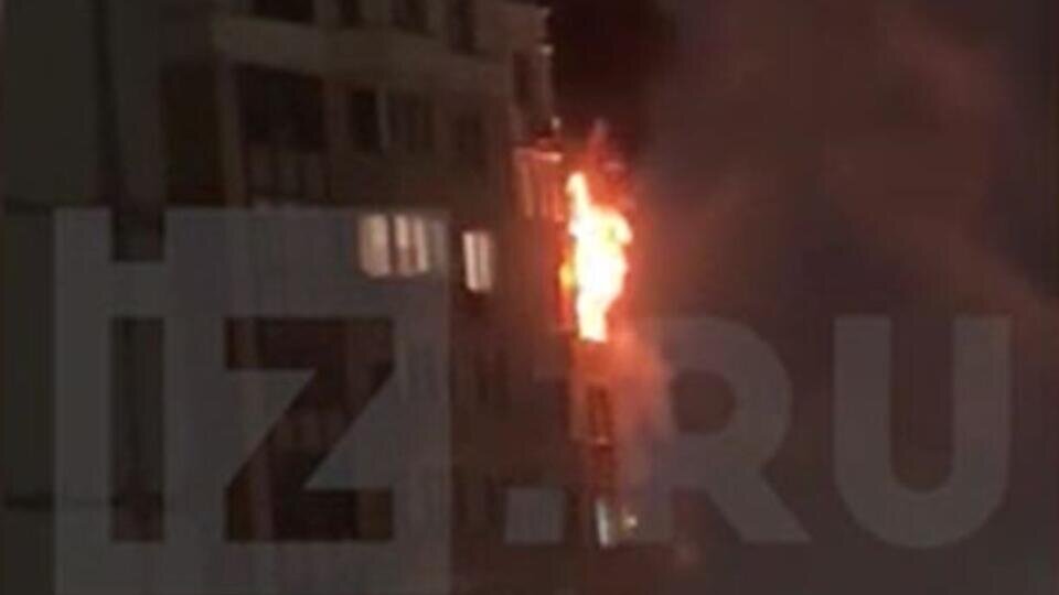     РЕН ТВ публикует кадры с пожара в московской квартире на 23 этаже скрин из видео