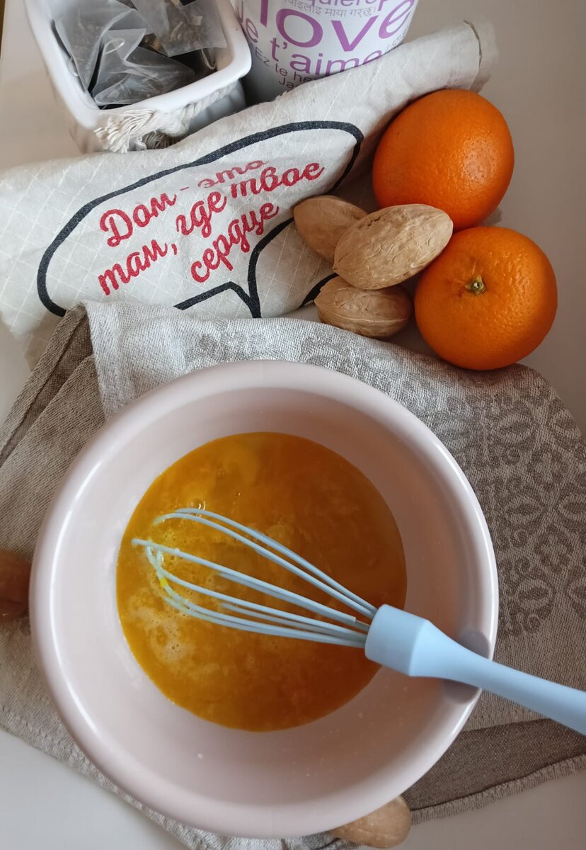 К яйцам добавляем сахар, соль, ванилин!