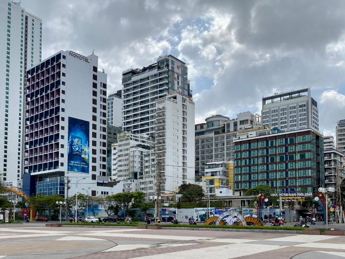 Обратите внимание на узкие белые здания чуть левее центра кадра. Эта более старая застройка с одинаковой шириной фасадов 🏠