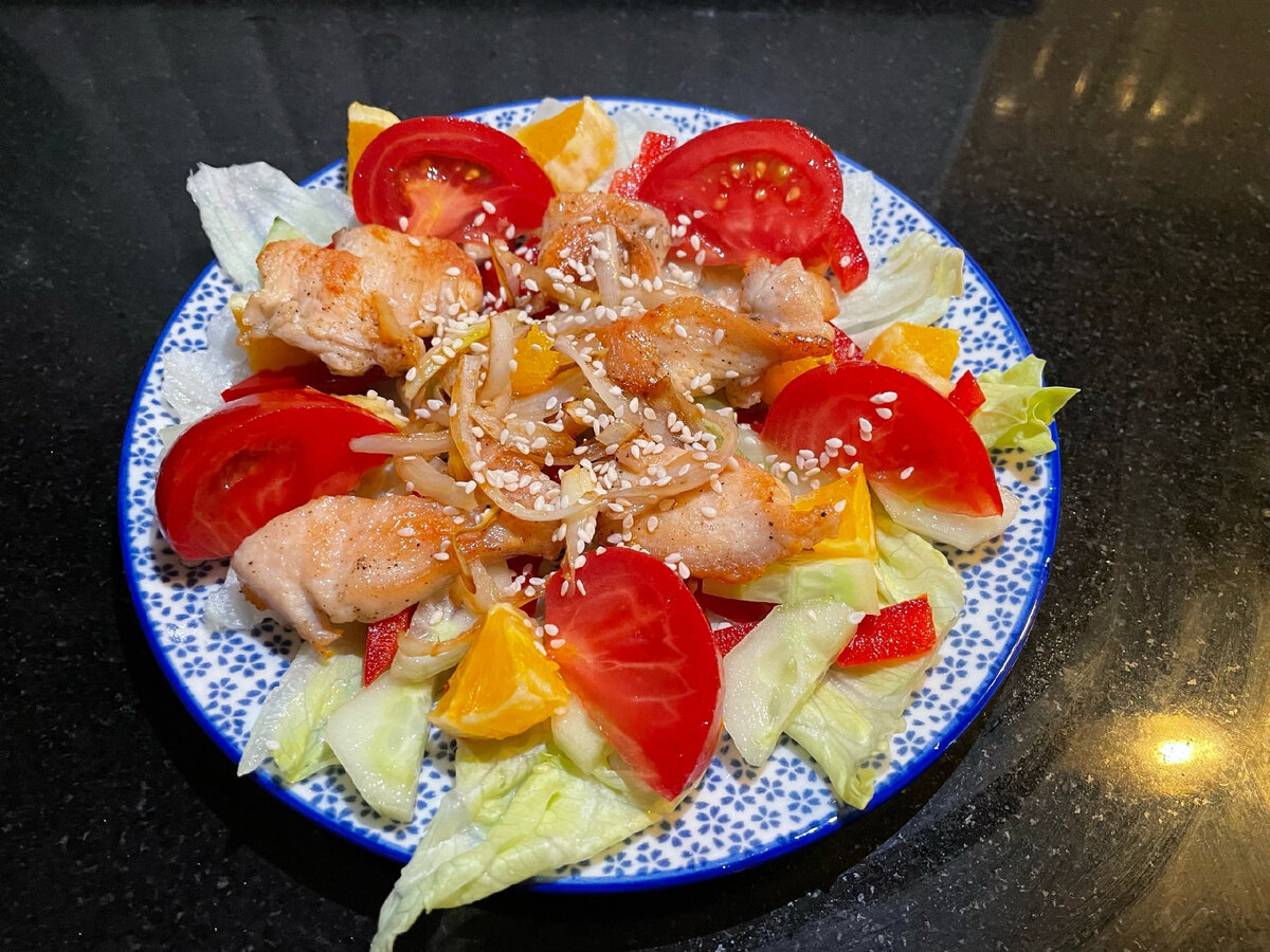 Очень вкусный, сочный и легкий салат с курицей 