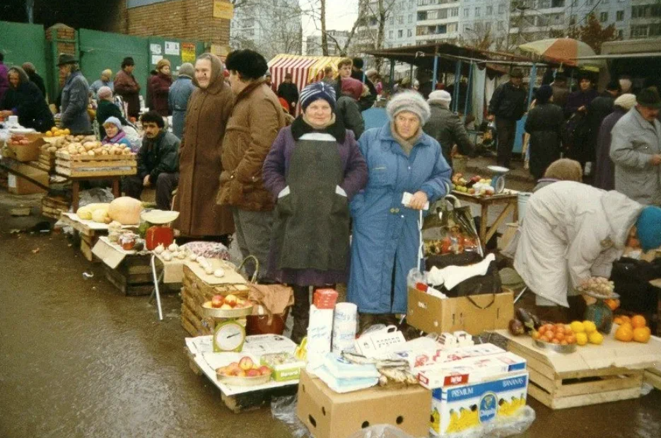 Сокольники рынок 90-е. Рынок метро Ладожская 90-е. Сенная площадь рынок 90е.