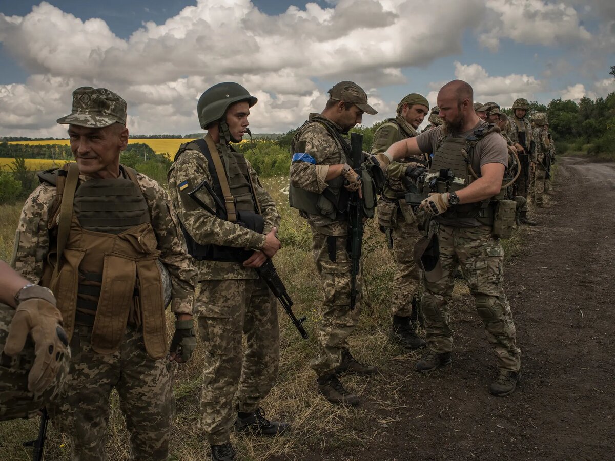 Аксель Вильхельмсен в прошлом году обучал украинских солдат в составе группы Mozart, которую двое бывших морских пехотинцев создали, чтобы помочь Украине. Она распалась после того, как один основатель подал в суд на другого, обвинив его в краже и домогательствах.Спасибо...Лора Бушнак для New York Times