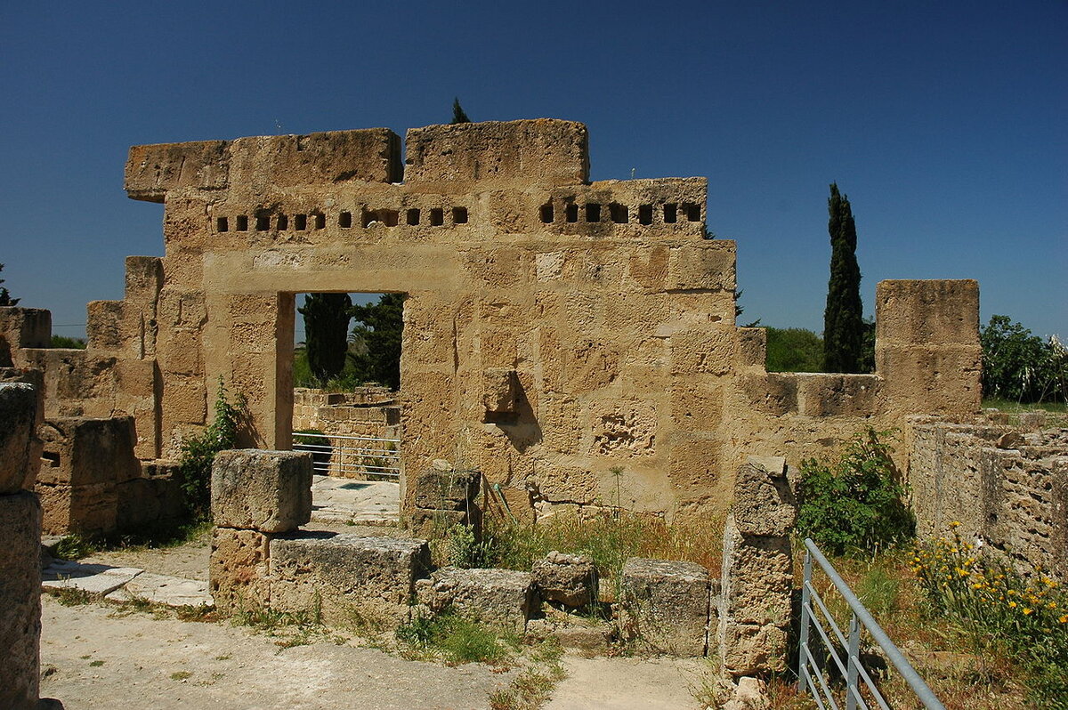 Утика (финик. 𐤀𐤕𐤒, лат. Utica от финикийского ˁattiq — «старая») — древний город к северо-западу от Карфагена (территория современного Туниса), традиционно считающийся одной из первых колоний, основанных финикийцами в Северной Африке. Располагалась в устье реки Баграда (ныне Меджерда) на мысу, выступающем в море - Википедия