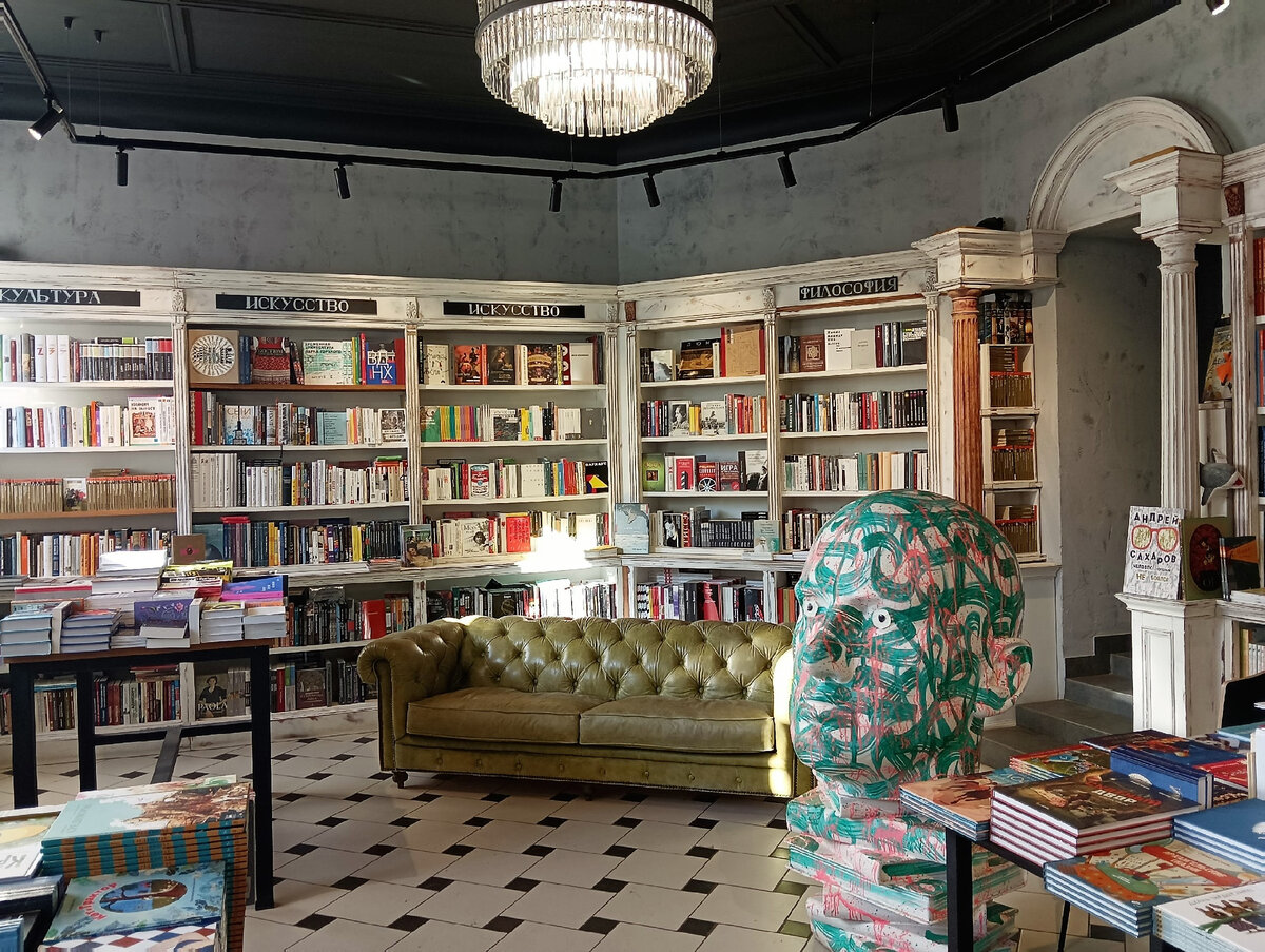 Книжные на невском проспекте. Книжный магазин в Питере.