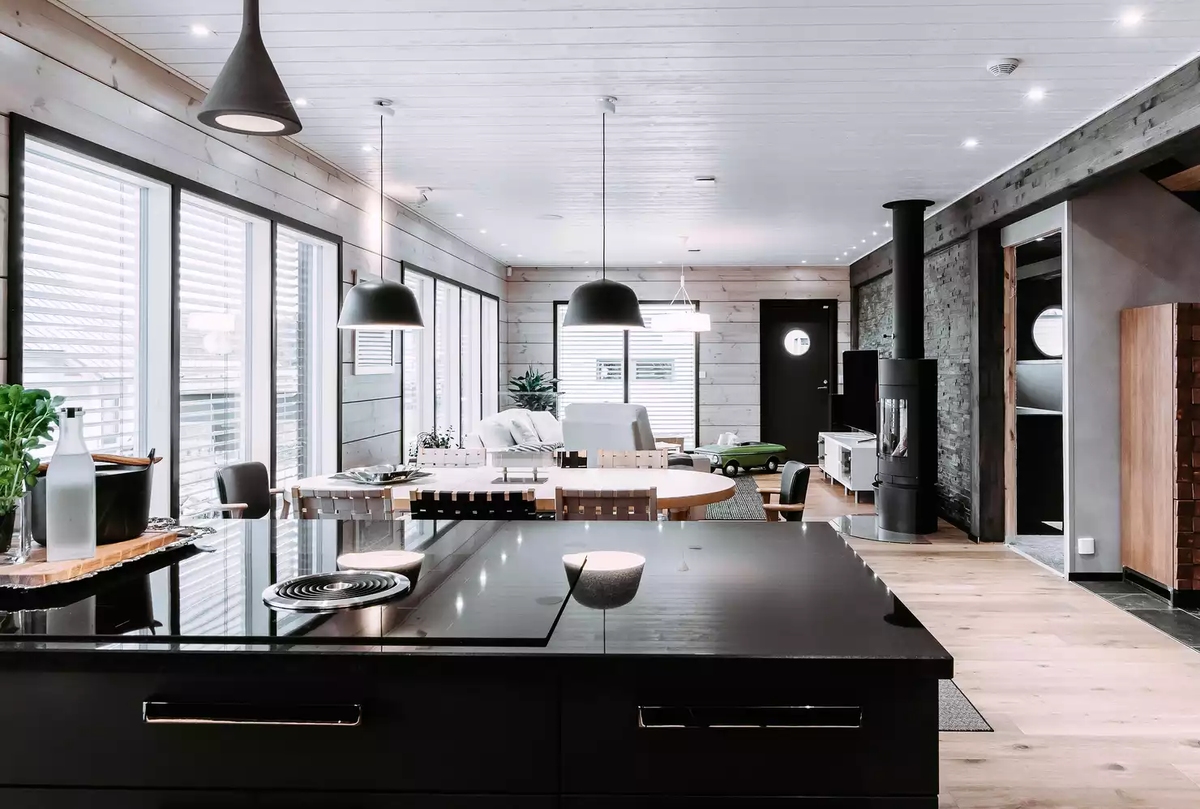 А вот так этот простенький дом выглядит внутри. Жалюзи пропускают достаточно света, поэтому здесь почти всегда светло, несмотря на обилие черного цвета в интерьере