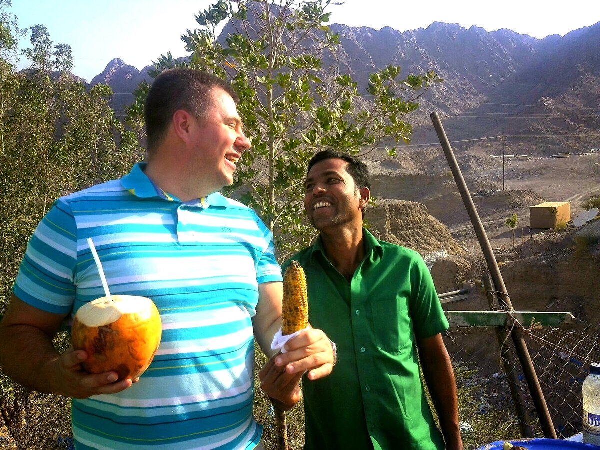 Выходной в ОАЭ по дороге в эмират Фуджейра, купаться в Оманском заливе. 