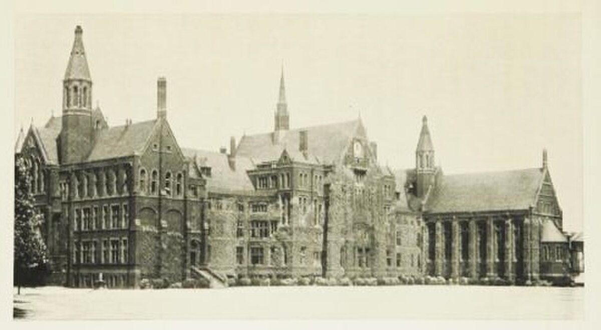 Западный Кенсингтон началп ХХ века. Вест-Кенсингтон , ранее называвшийся Норт-Энд , - это район в древнем приходе Фулхэм в лондонском районе Хаммерсмит и Фулхэм , Англия, в 5,5 км к западу от Чаринг-Кросс . 