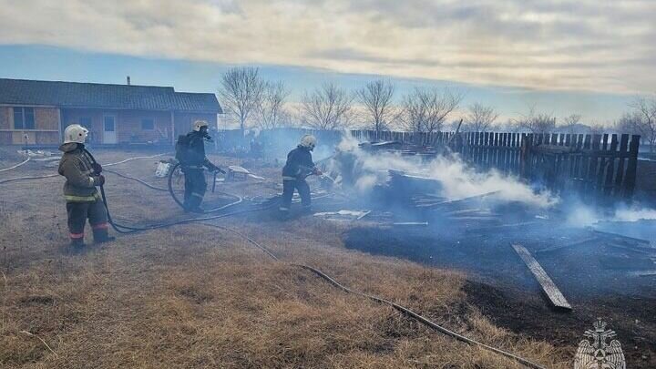     В Калинино из-за пала травы огонь перекинулся на заборы трех частных домов. А в Таштыпском районе загорелся дом.