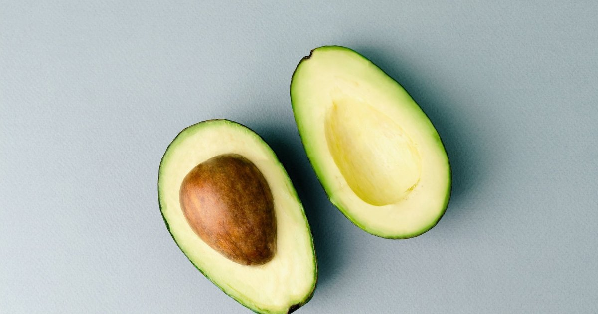 одеть сестренку зеленое авокадо. авокадо спелое. авокадо. 1012 зеленый авокадо. зеленый фрукт с большой косточкой.