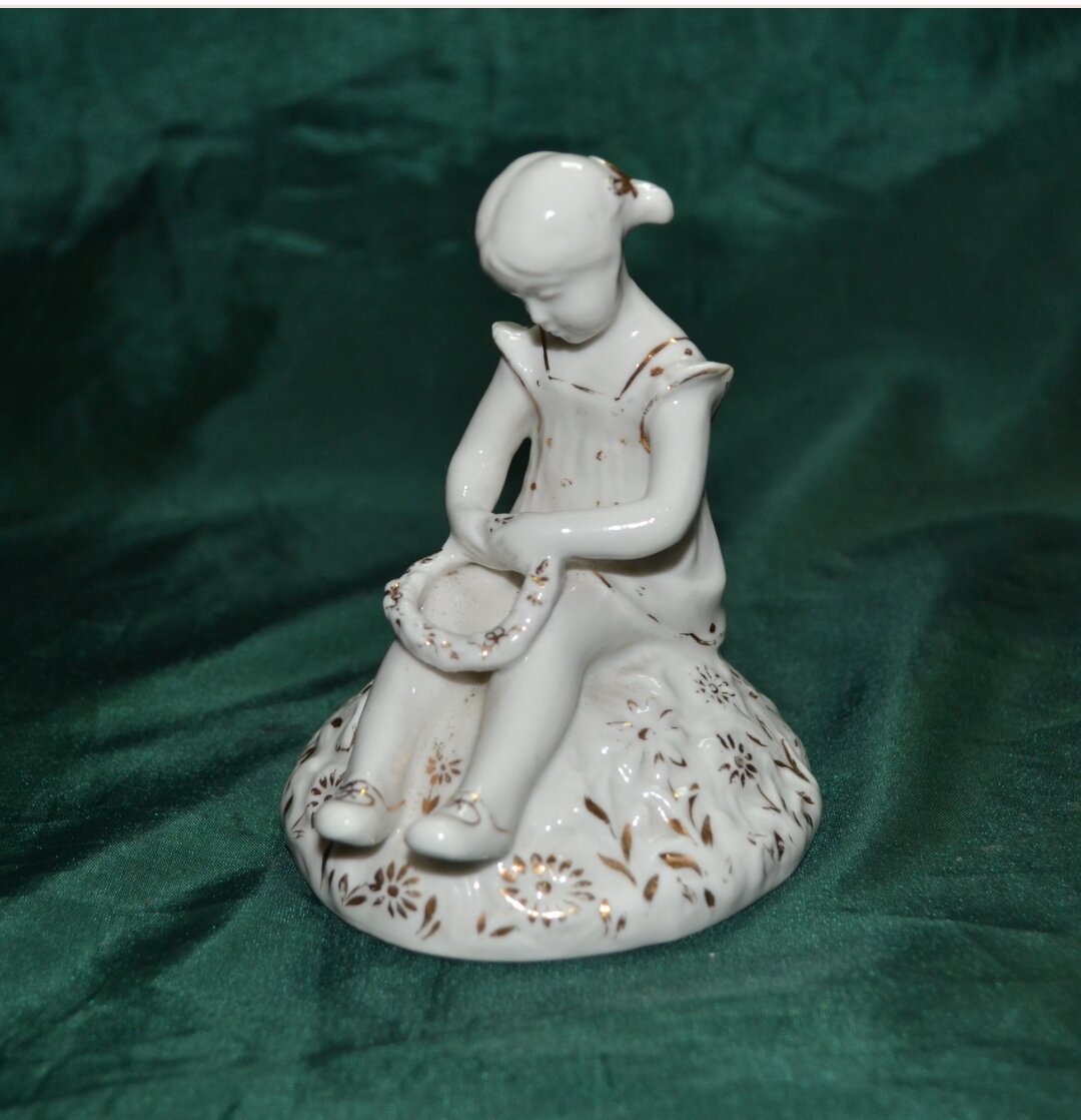 Девушка с венком. СССР, г. Новгород. 1950-е гг. Муниципальное бюджетное учреждение культуры Туапсинского городского поселения Туапсинский историко-краеведческий музей им. Н.Г. Полетаева. Госкаталог.РФ.