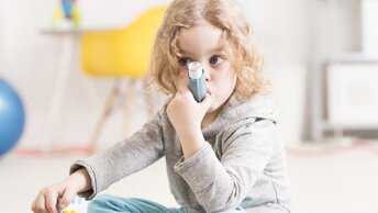 Приступ а может  раз в 10 лет, астмы у ребенка может случаться ежедневно.