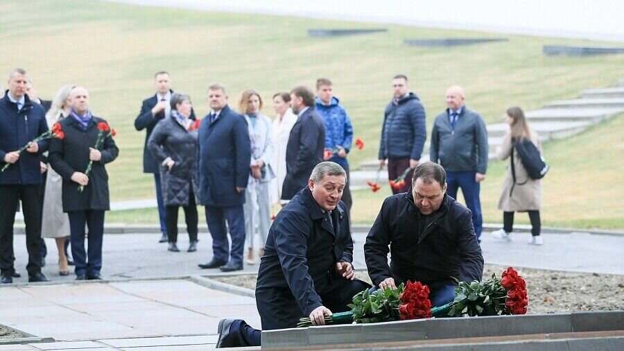     В рамах своего визита в Волгоград Роман Головченко вместе с губернатором Андреем Бочаровым побывал на Мамаевом кургане и возложил цветы к Вечному огню.