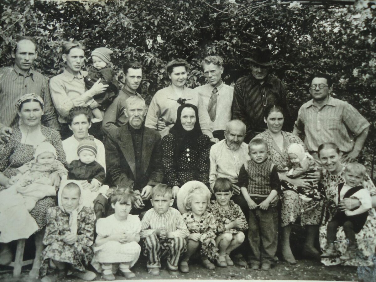 60-е годы прошлого столетия. Одна из родословных семей  Матвеев Курганского района