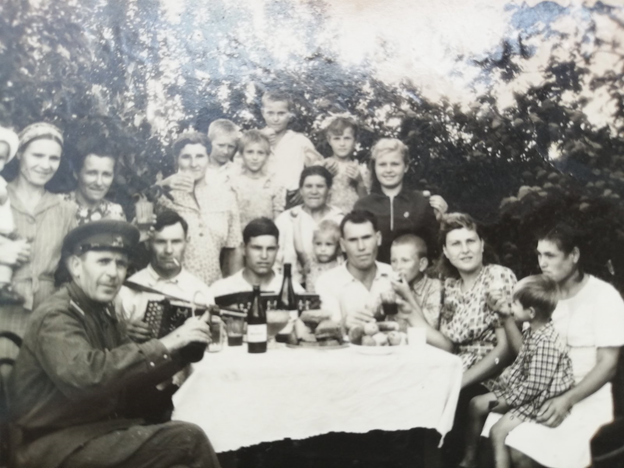 1949г. М-Курган. Семья Захарченко- Аксеновых