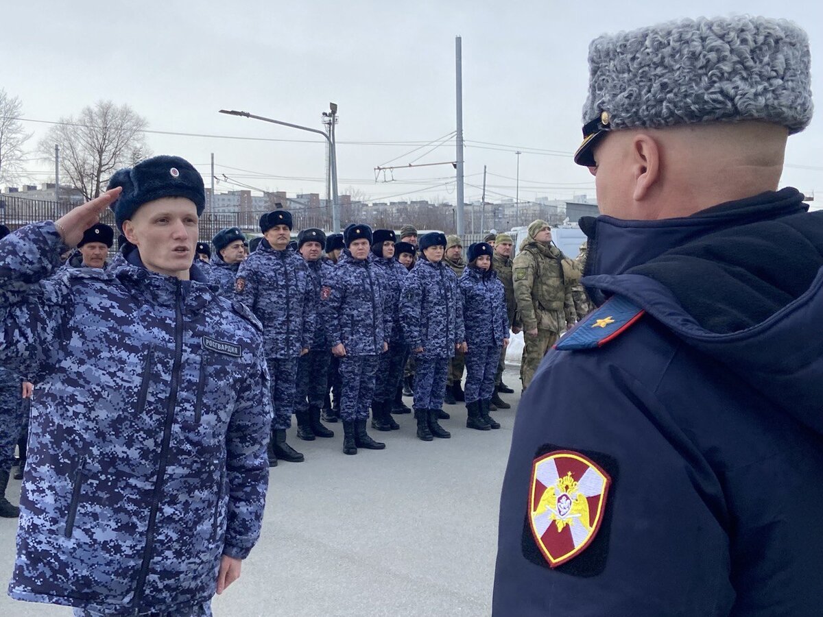 Военнослужащие и сотрудники Росгвардии приняли участие в торжественных