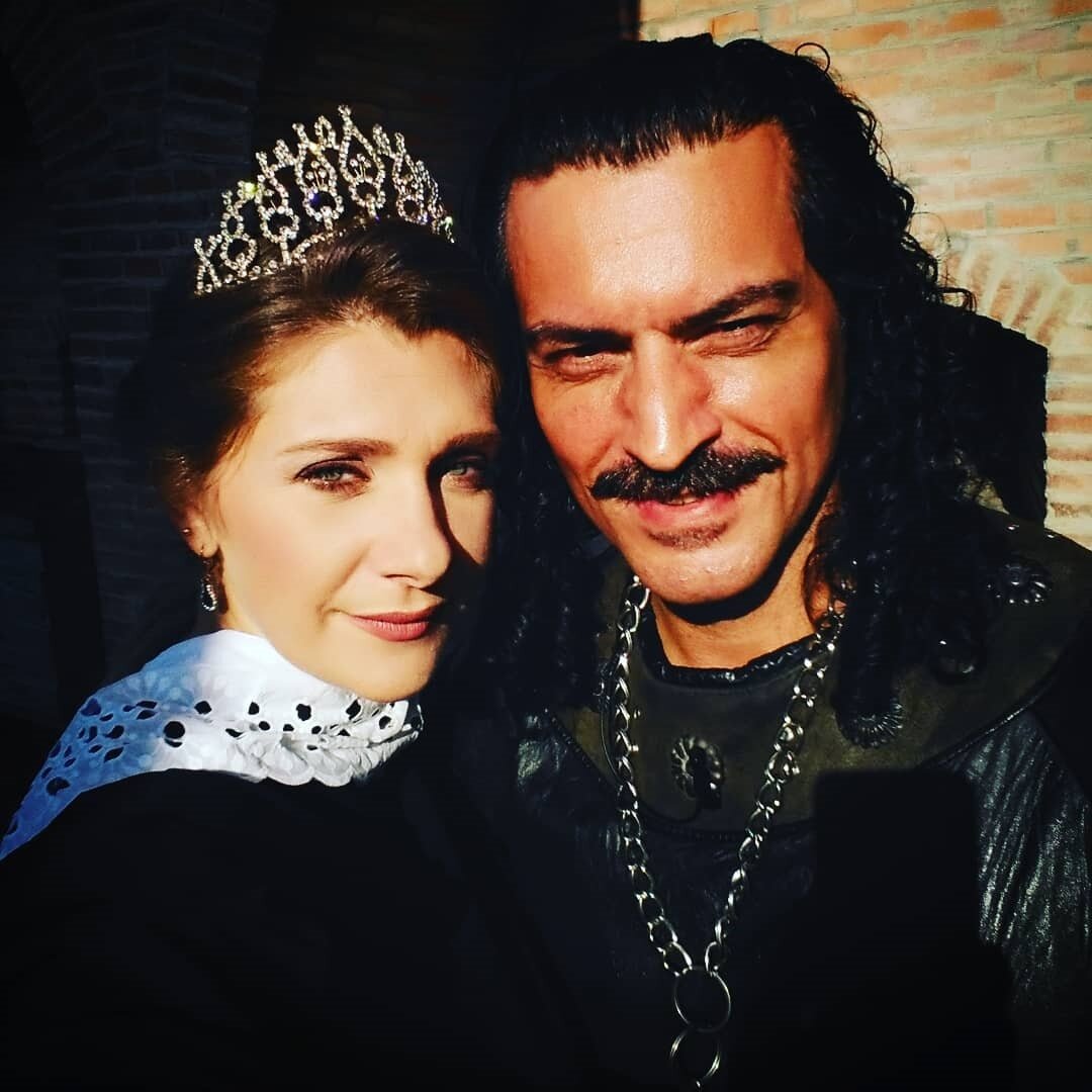 Богдан Жиану в роли Дракулы, вместе с актрисой, играющей Илону